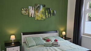 1 chambre, fer et planche à repasser, ameublement personnalisé