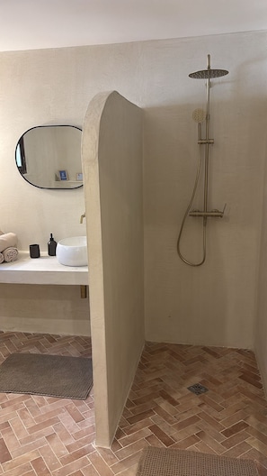 Haartrockner, Handtücher, Seife, Toilettenpapier