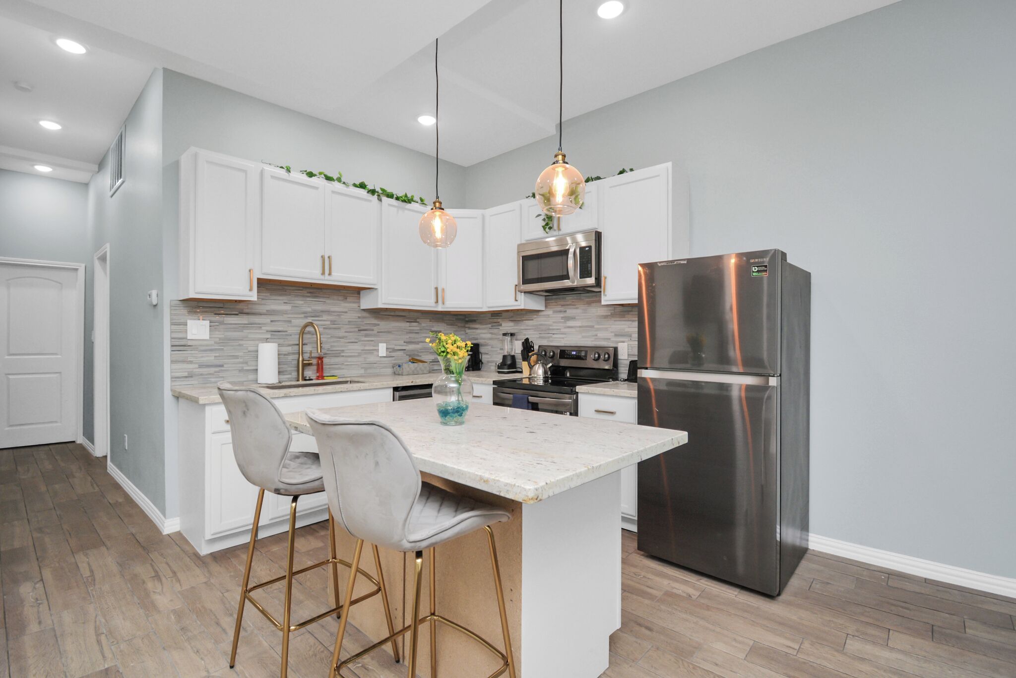 Mikrobølgeovn, ovn, kokeplater og oppvaskmaskin