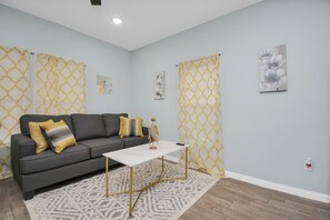 TV - Spacious 2BR Near Downtown Houston – Ideal for Monthly or Extended Stays (Houston)