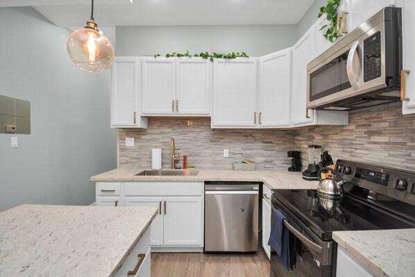 Mikrowelle, Ofen, Herdplatte, Geschirrspüler