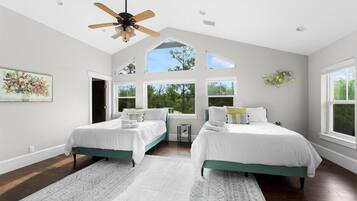 4 dormitorios, escritorio, tabla de planchar con plancha y cuna de viaje