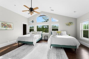 4 bedrooms, desk, iron/ironing board, travel cot