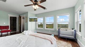 4 quartos, escrivaninha, ferros/tábuas de passar roupa, berço de viagem