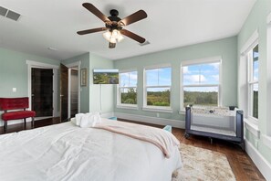 4 quartos, escrivaninha, ferros/tábuas de passar roupa, berço de viagem