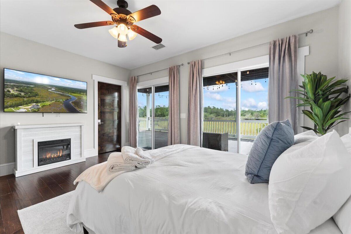 4 chambres, bureau, fer et planche à repasser, lit parapluie