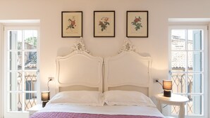 A bedroom with a white bed, two bedside tables, and three framed botanical prints on the wall. - Large Sunny Apartment in Verona - Sleeps 8 - Easy Free Parking (Parona)