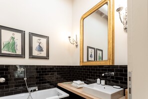 Ducha, secador de pelo, bidet, toallas