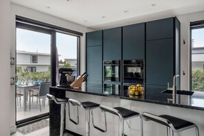 Køleskab, mikrobølgeovn, ovn, kogeplade