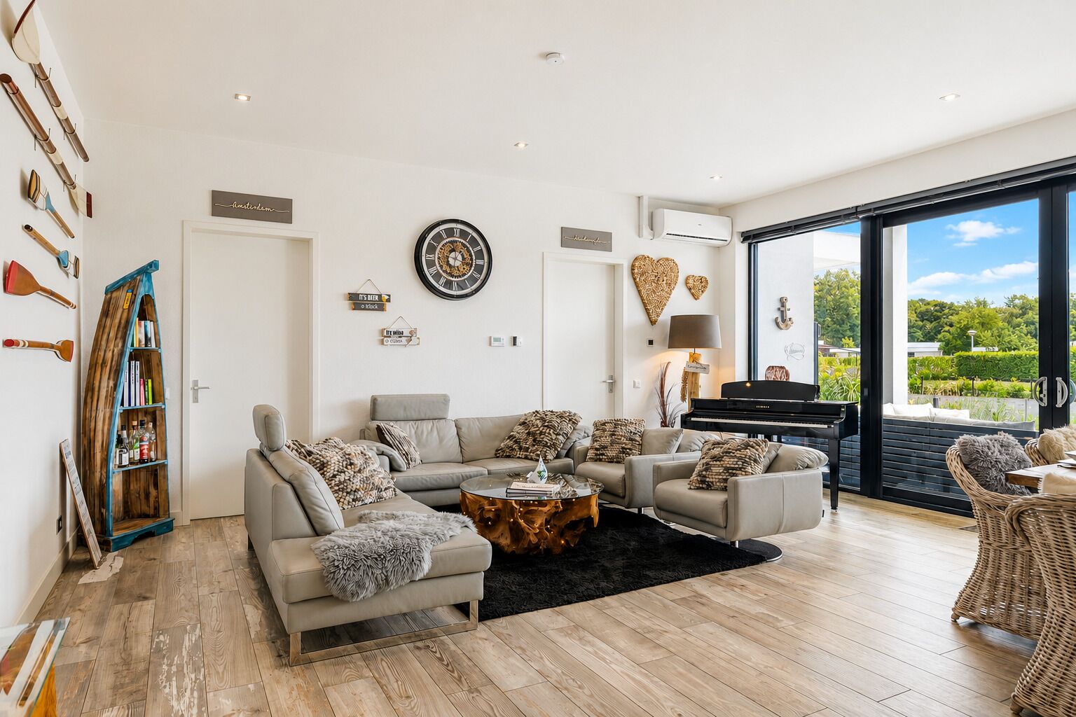 Detached 6-person Villa By The Water With A Cosy Living Room Featuring A Piano And Fireplace, Modern Kitchen With Cooking Island, And A Sunny Garden With Lounge Set. - Lelystad