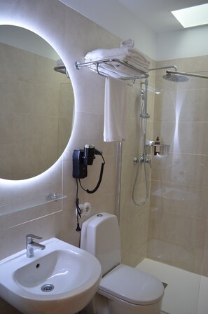 A modern bathroom with a sink, toilet, and shower. - Madeinterranea Apartments  (Málaga)