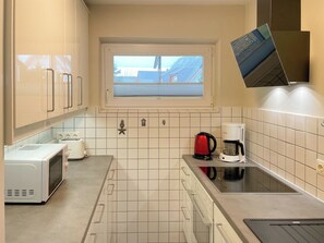 Frigorífico, microondas, horno y placa de cocina