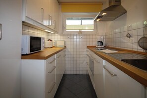 Een koelkast, een microgolfoven, een oven, een kookplaat