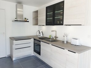 Fridge, oven, dishwasher, coffee/tea maker