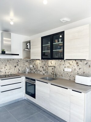 Kühlschrank, Ofen, Geschirrspüler, Wasserkocher mit Kaffee-/Teezubehör