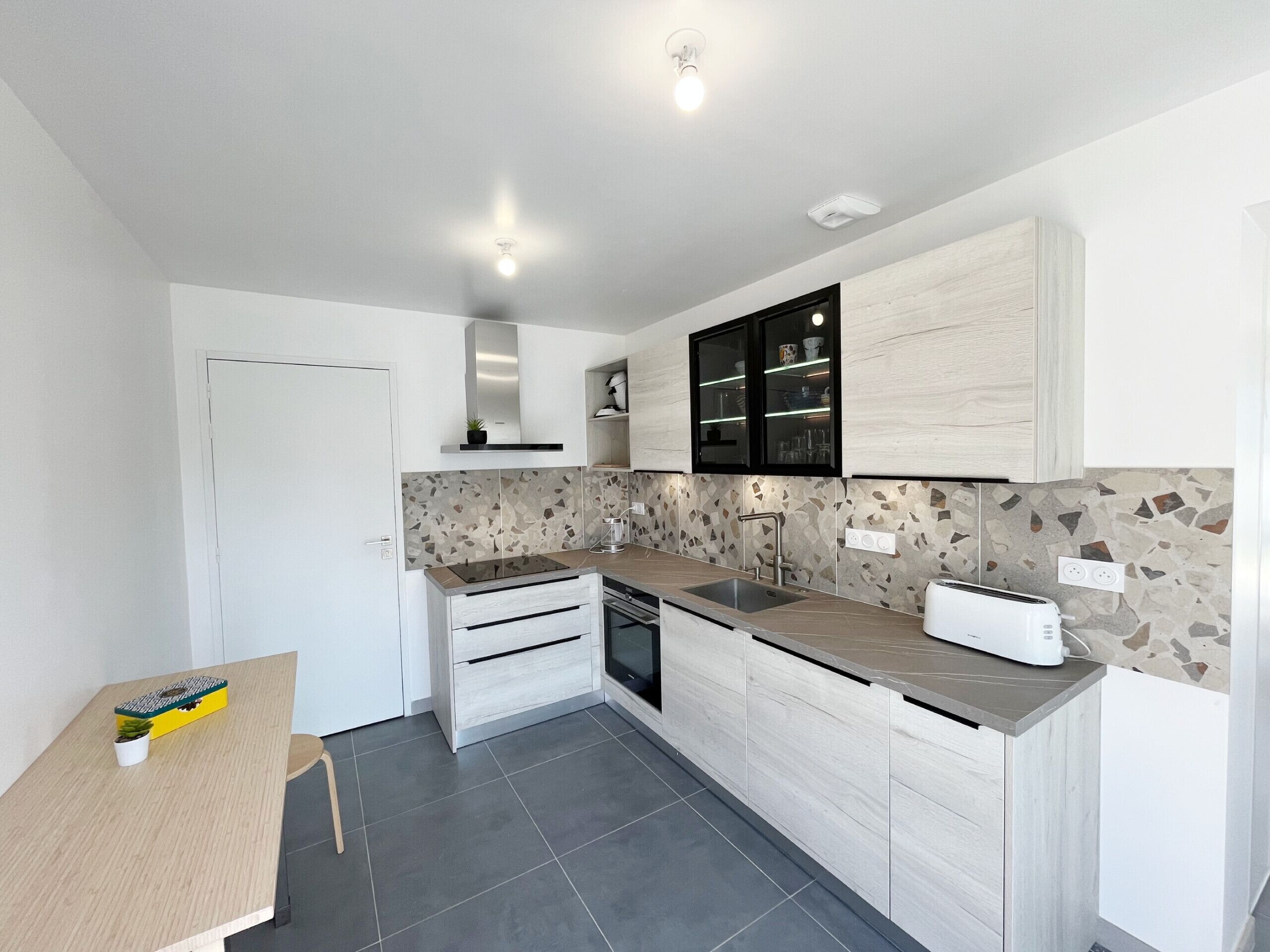 Fridge, oven, dishwasher, coffee/tea maker