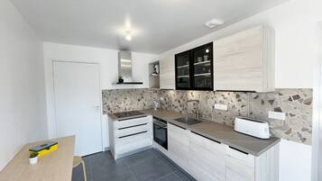 Fridge, oven, dishwasher, coffee/tea maker