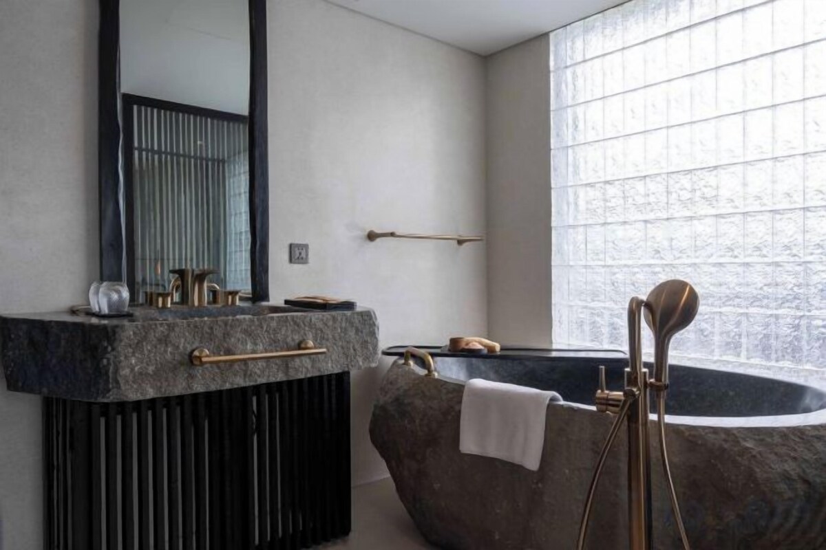 Bathroom | Free toiletries, hair dryer, bathrobes, slippers