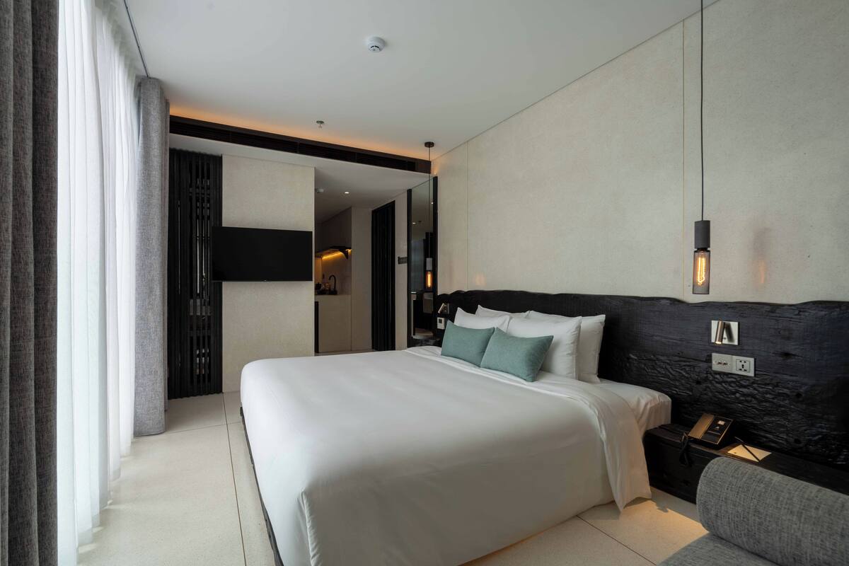 Calme de Soie | Hypo-allergenic bedding, free minibar items, in-room safe, desk