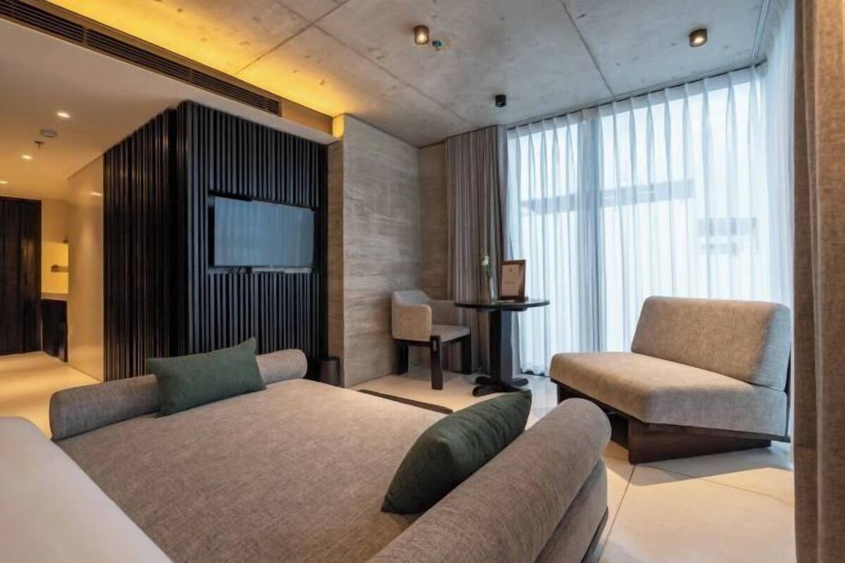 Bộ đồ giường cao cấp, nệm có lớp đệm bông, minibar 