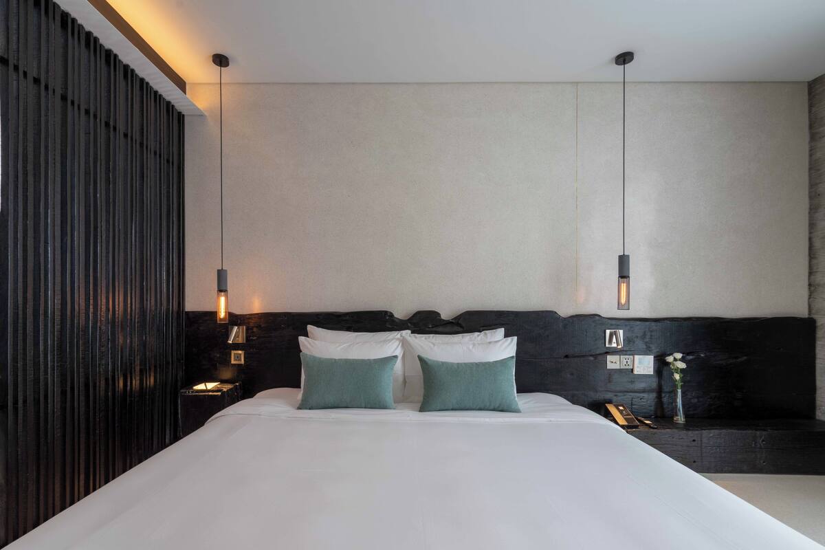 Tourane de Soie | Bộ đồ giường cao cấp, nệm có lớp đệm bông, minibar 