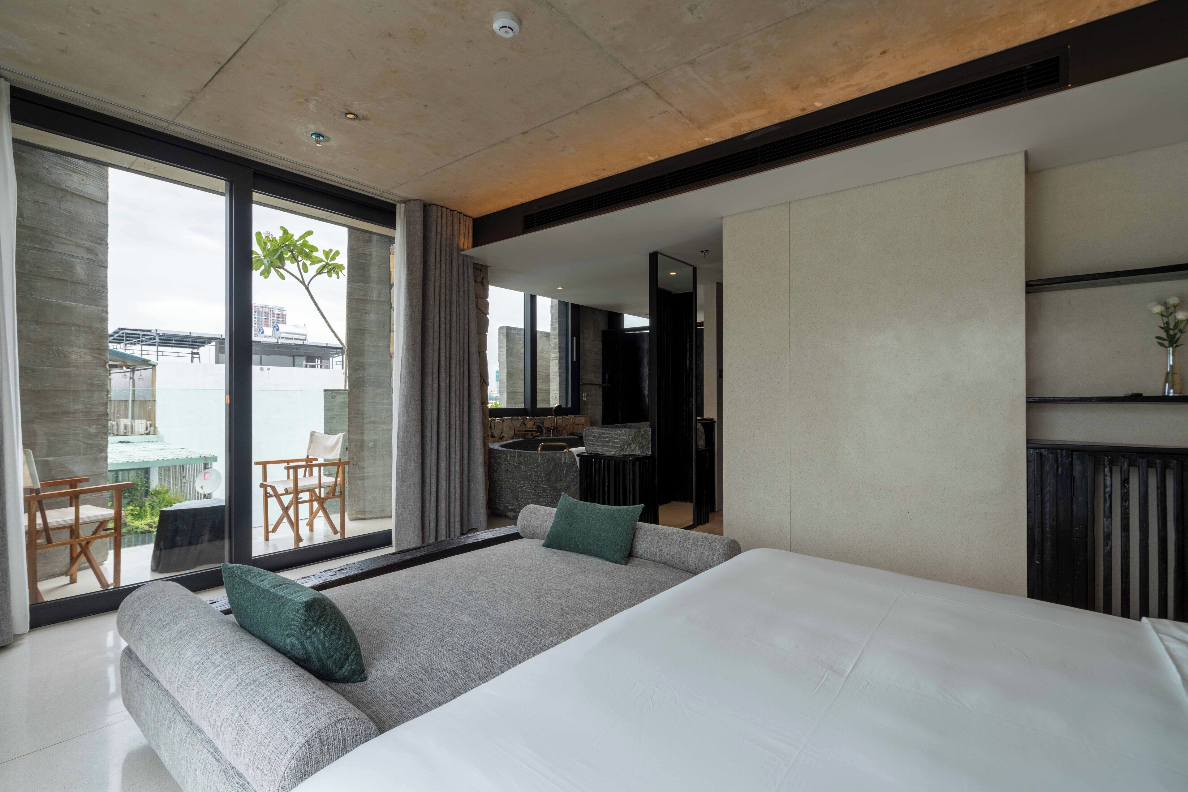 Suite de Soie | Premium bedding, pillowtop beds, minibar, in-room safe