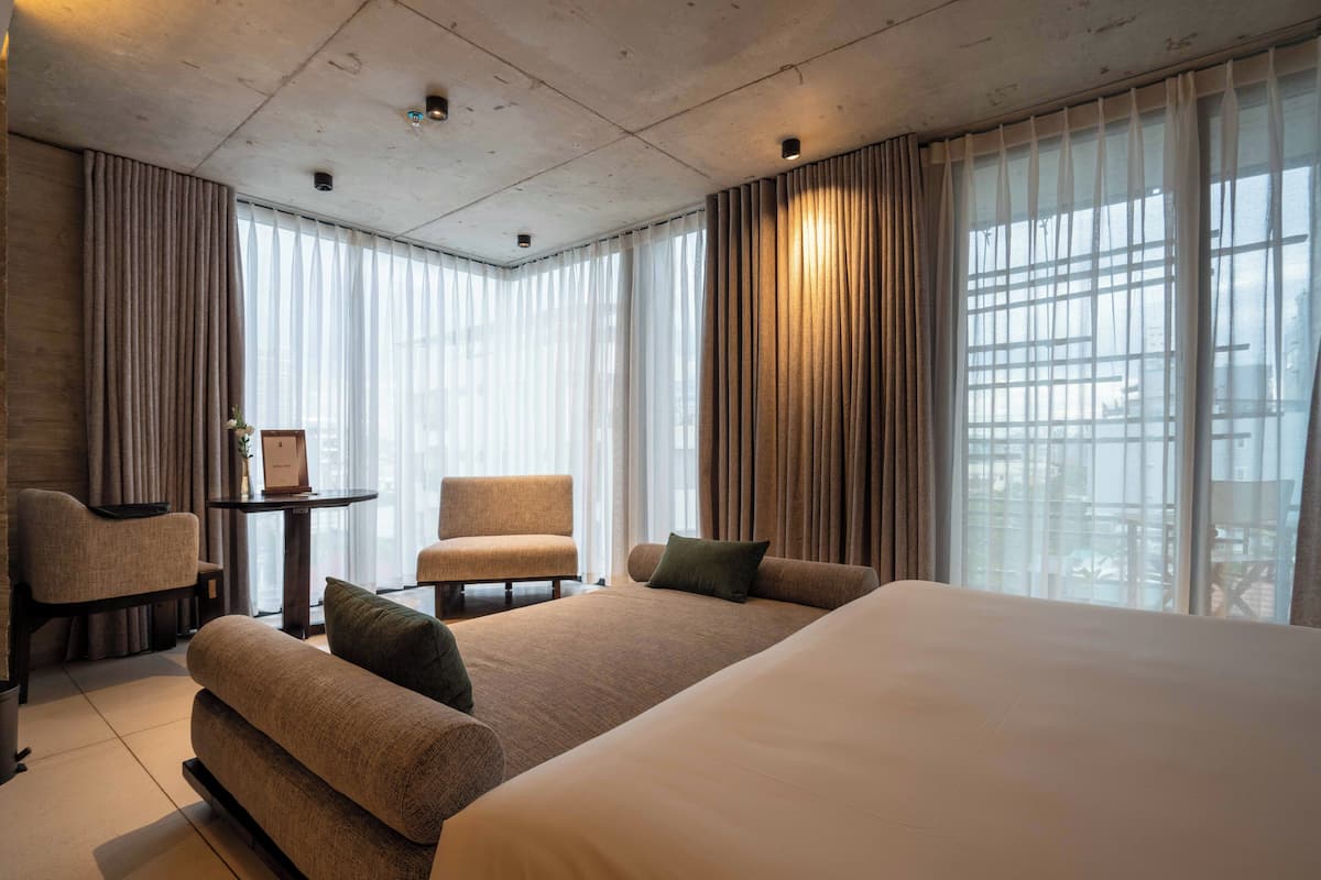 Artículos del minibar gratis y caja de seguridad en la habitación