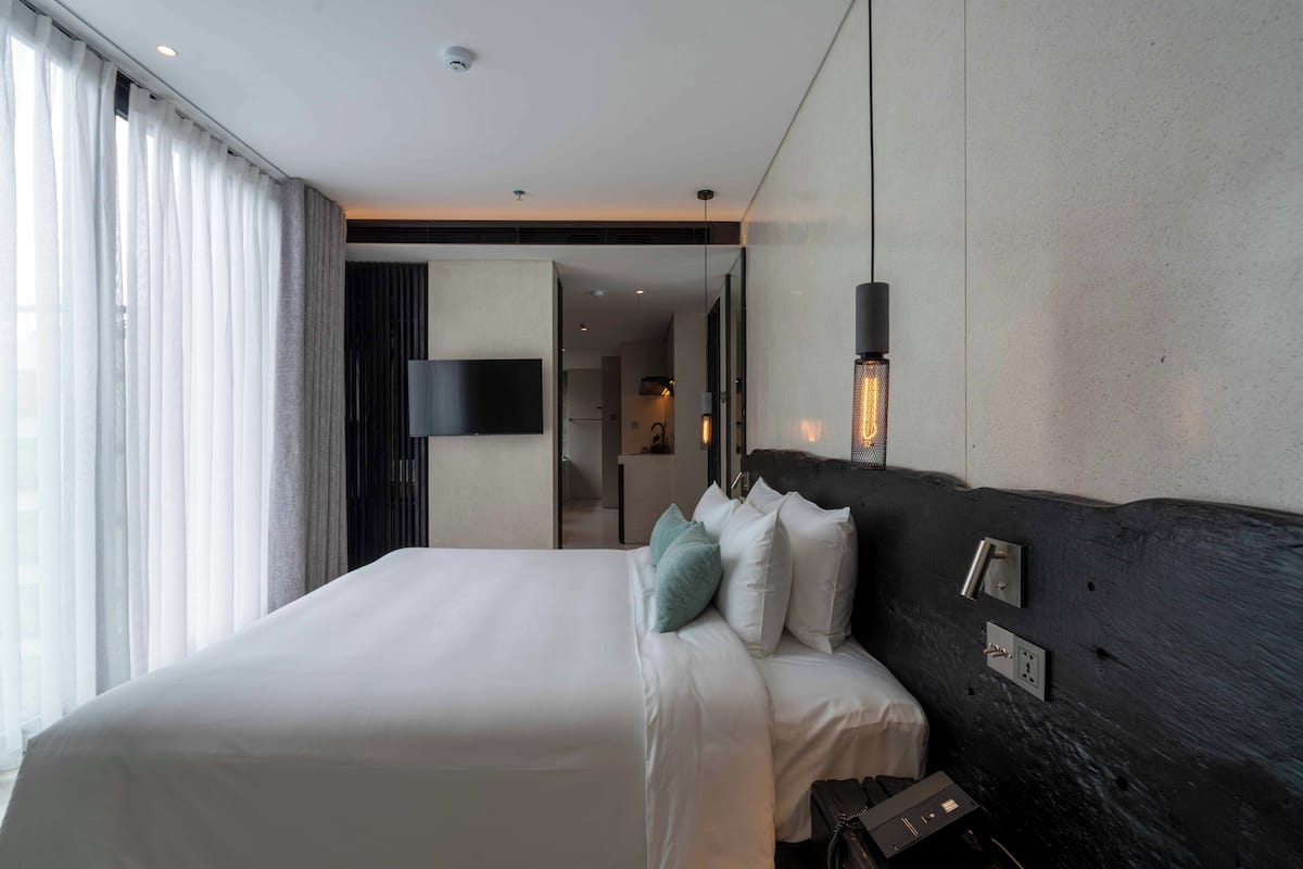 Artículos del minibar gratis y caja de seguridad en la habitación