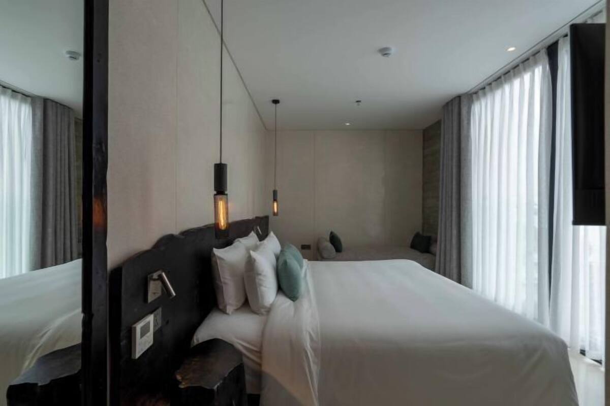 Bộ đồ giường cao cấp, nệm có lớp đệm bông, minibar 