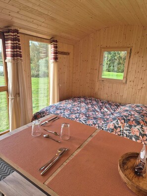 1 bedroom, bed sheets