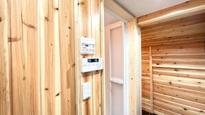 Ein Holzinterieur mit Thermostat und Tür.