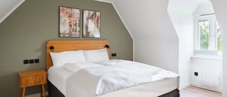 Comfort Suite | Individually decorated, individually furnished, desk, laptop workspace