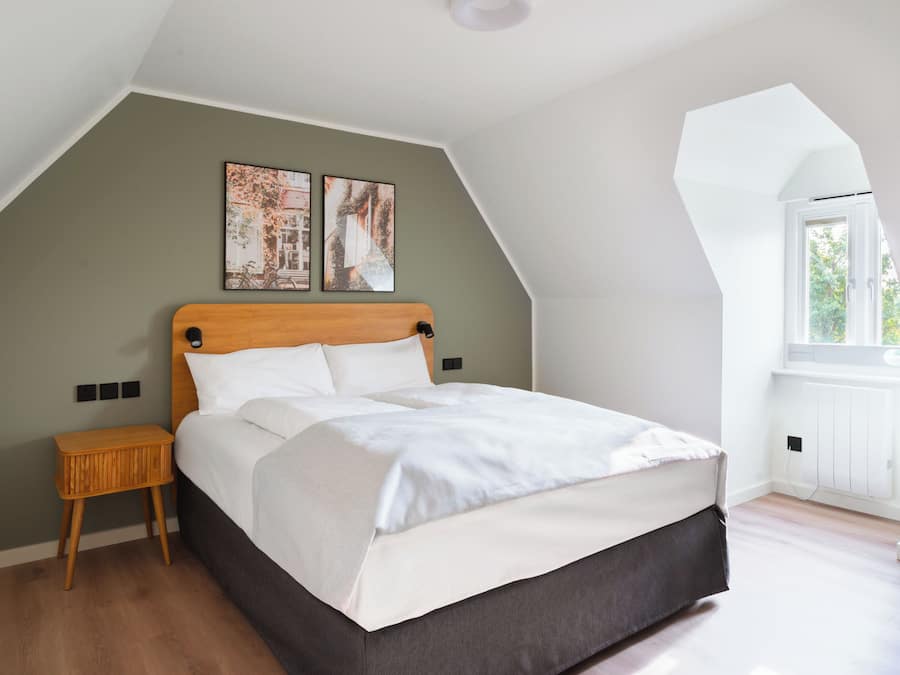 Comfort Suite | Individually decorated, individually furnished, desk, laptop workspace