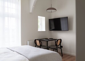 Chambre, 1 lit double | Décor unique, ameublement unique, bureau