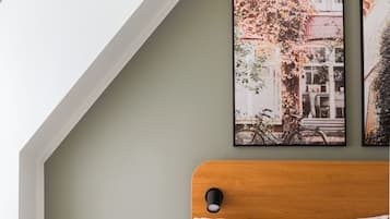 Queen Room | Individually decorated, individually furnished, desk, laptop workspace