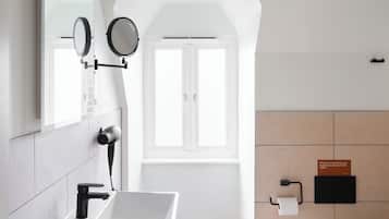 Comfort Suite | Bathroom | Shower, eco-friendly toiletries, hair dryer, towels