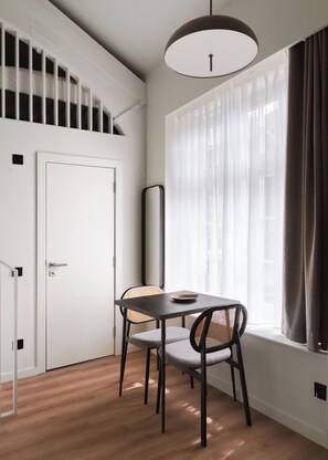 Suite | Individueel gedecoreerd, individueel gemeubileerd, een bureau