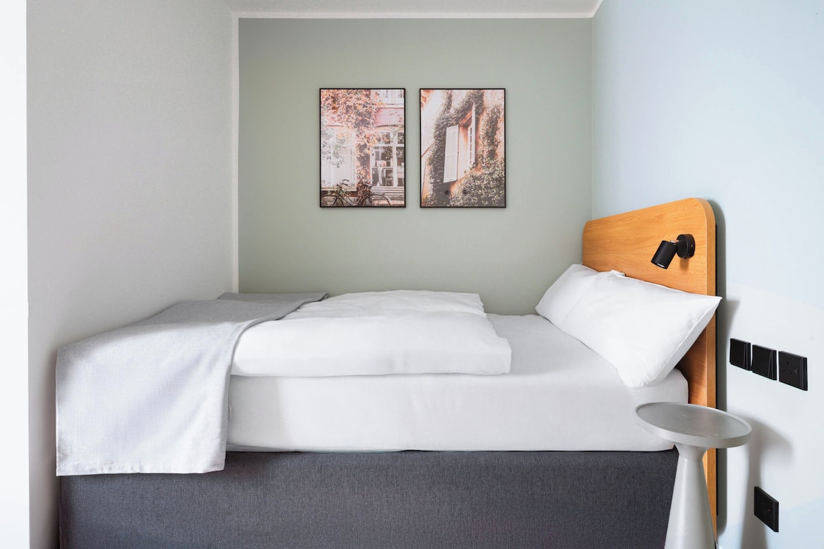 Single Room | Desk, laptop workspace, blackout drapes, WiFi (free)