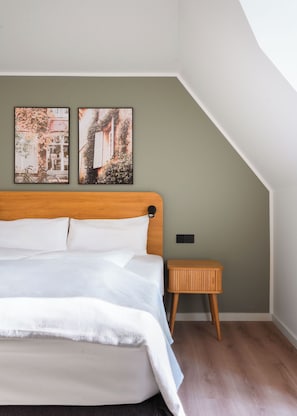 Comfort Suite | Individually decorated, individually furnished, desk, laptop workspace - Limehome London Streatham High Rd (London)
