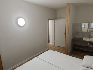 8 bedrooms, free WiFi, bed sheets