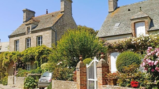 A stone building with a gated entrance, a parked car, and lush greenery. - Charming South Garden Apartment, Pets Allowed, Parking, Barfleur (Barfleur)