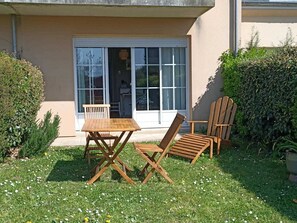 Outdoor dining - Charming South Garden Apartment, Pets Allowed, Parking, Barfleur (Barfleur)