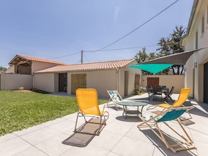 Outdoor dining - Renovated cottage near beaches, parking, private garden, southeast terrace (Machecoul-Saint-Même)