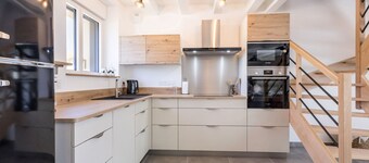 Renovated cottage near beaches, parking, private garden, southeast terrace