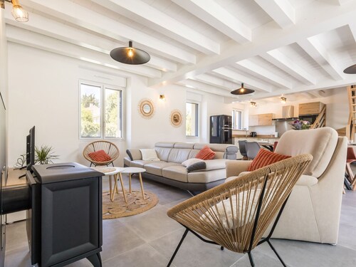 Renovated cottage near beaches, parking, private garden, southeast terrace