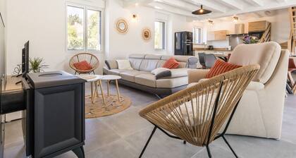 Renovated cottage near beaches, parking, private garden, southeast terrace