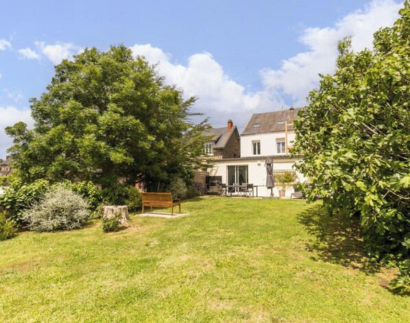 Exterior - Spacious House with Enclosed Garden, 5 Bedrooms, Pets Welcome (Portbail)