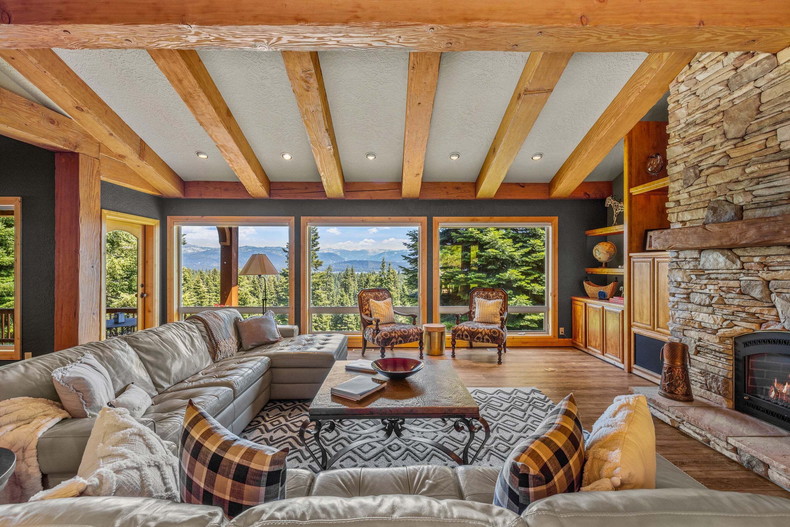 Smart TV, fireplace, books, offices