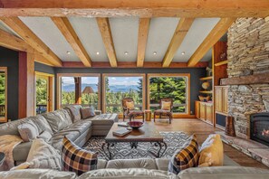 Tv, eldstad, böcker och kontor