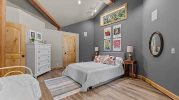 3 bedrooms, desk, iron/ironing board, free WiFi